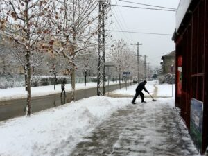 УКЛОНИМО СНЕГ ИСПРЕД ЗГРАДА И ПОСЛОВНИХ ОБЈЕКАТА!